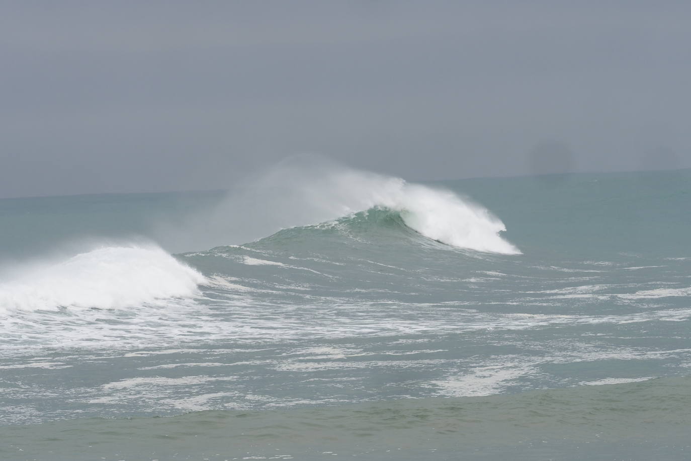 Las olas embisten los acantilados de la Virgen del MAr.