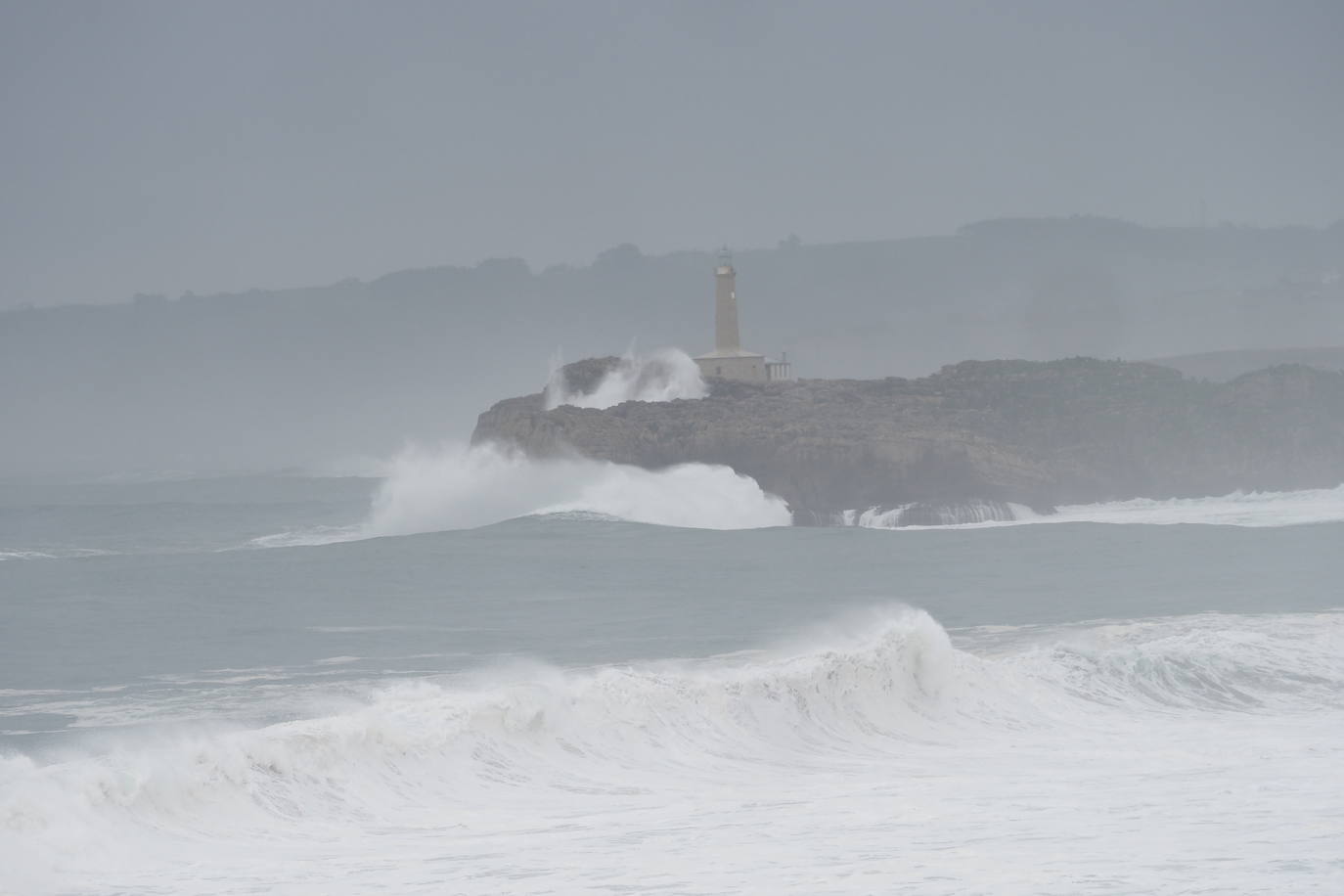 Las olas embisten los acantilados de la Virgen del MAr.