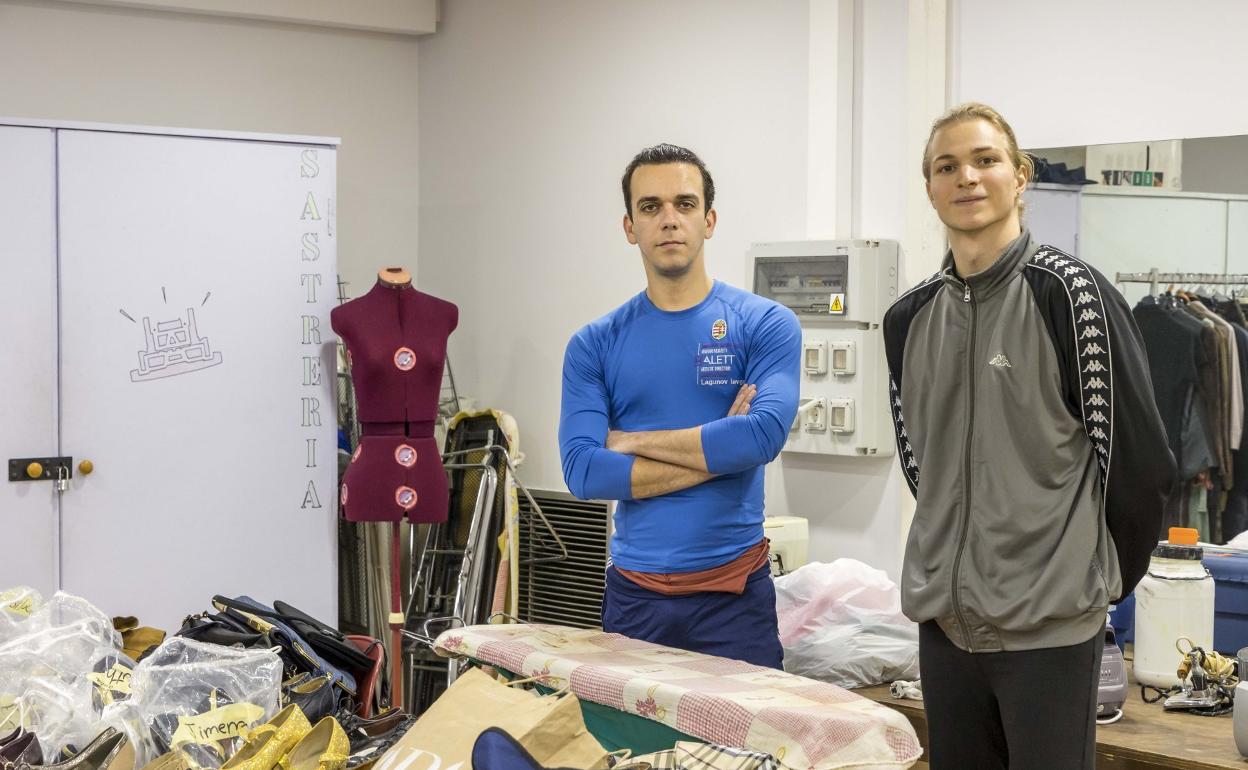 Ievgen Lagunov y Taras Titarenko, ayer, en la zona de vestuario del Palacio de Festivales, poco antes de salir a escena. tUn momento de la representación de 'El lago de los cisnes' a cargo del Ballet de Kiev.