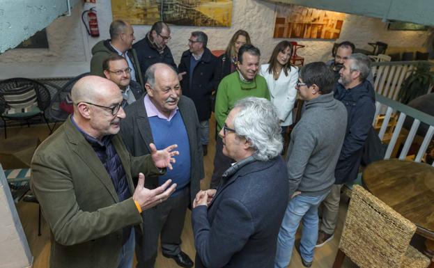 Carlos Pérez-Nievas charla con Félix Álvarez y otros afiliados del partido en Cantabria