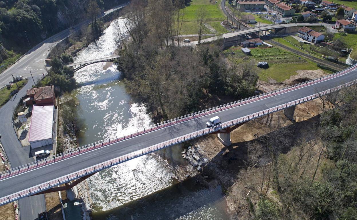 Vista aérea del nuevo viaducto, con el viejo puente al fondo. 