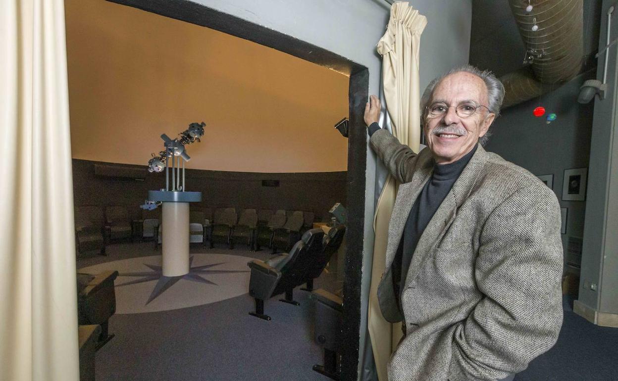 El director de la Escuela de Náutica, Antonio Trueba, junto a la entrada de la cúpula del Planetario y su proyector analógico.