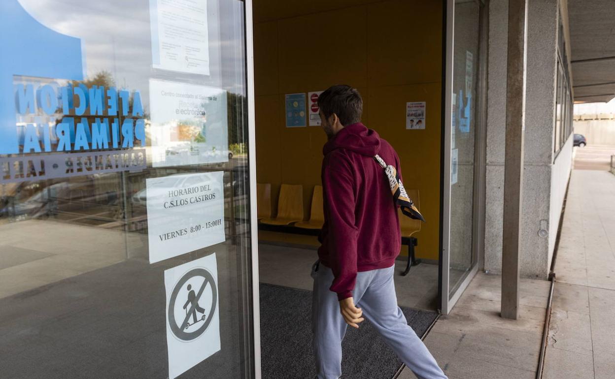 Un joven entra en un centro de atención primaria de Santander.