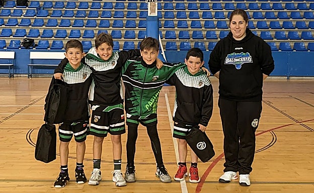 Imagen principal - Las promesas del basket disfrutaron con una matinal de enfrentamientos que dibujó una sonrisa en los vencedores 