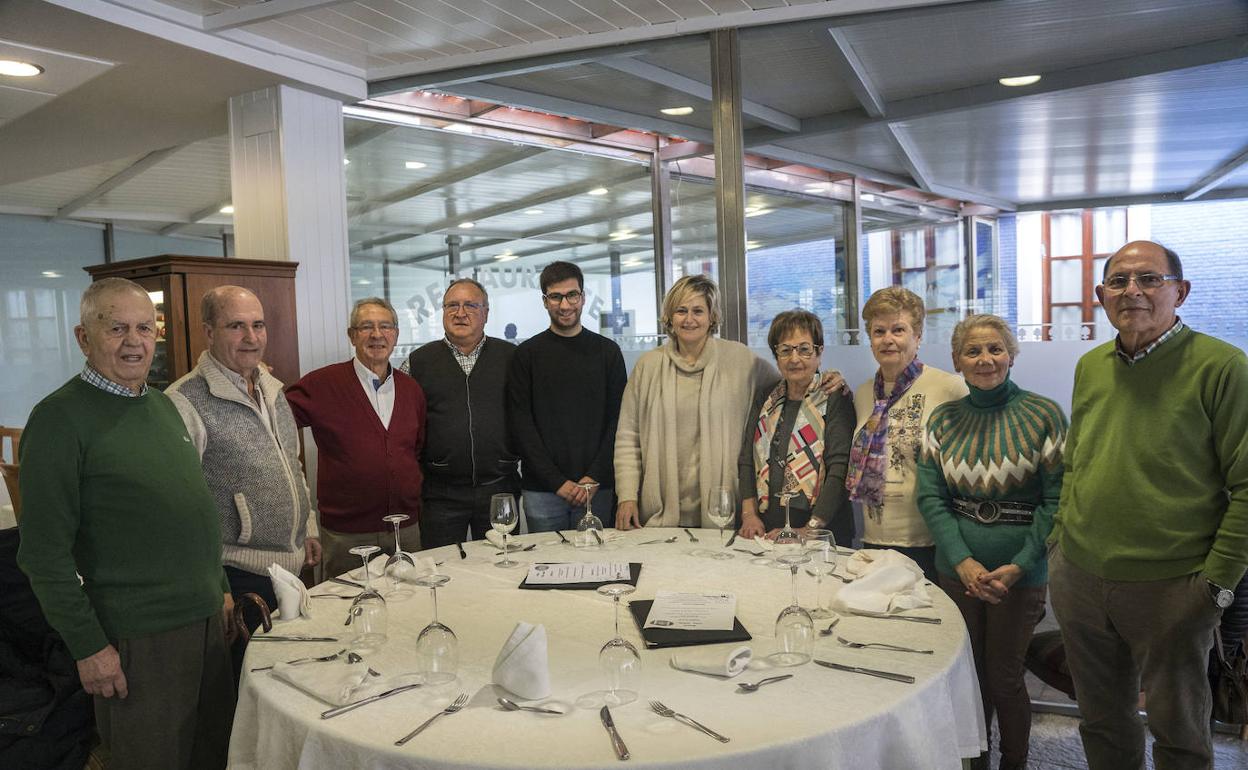 Foto de familia de algunos de los participantes del certamen junto a la alcaldesa de Camargo, Esther Bolado. 