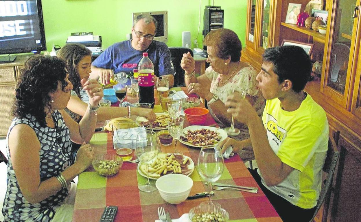 La comida debe ser un acto social y familiar, sin televisión y disfrutando de platos deliciosos y saludables. 