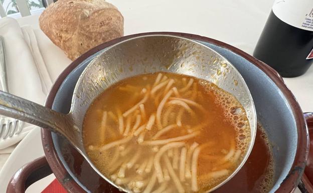 Imagen principal - La sopa de fideos servida en cazuela, la carne del cocido y, de postre, el típico canónigo.