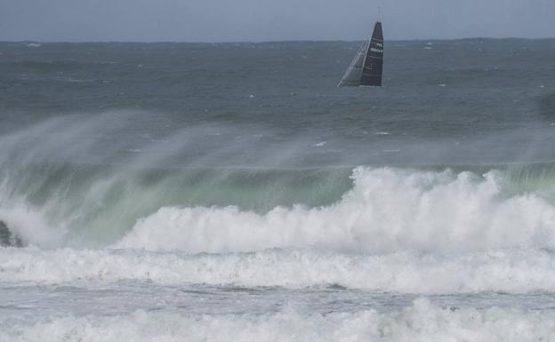 Imagen principal - El temporal amaina y Cantabria disfrutará esta semana de temperaturas otoñales