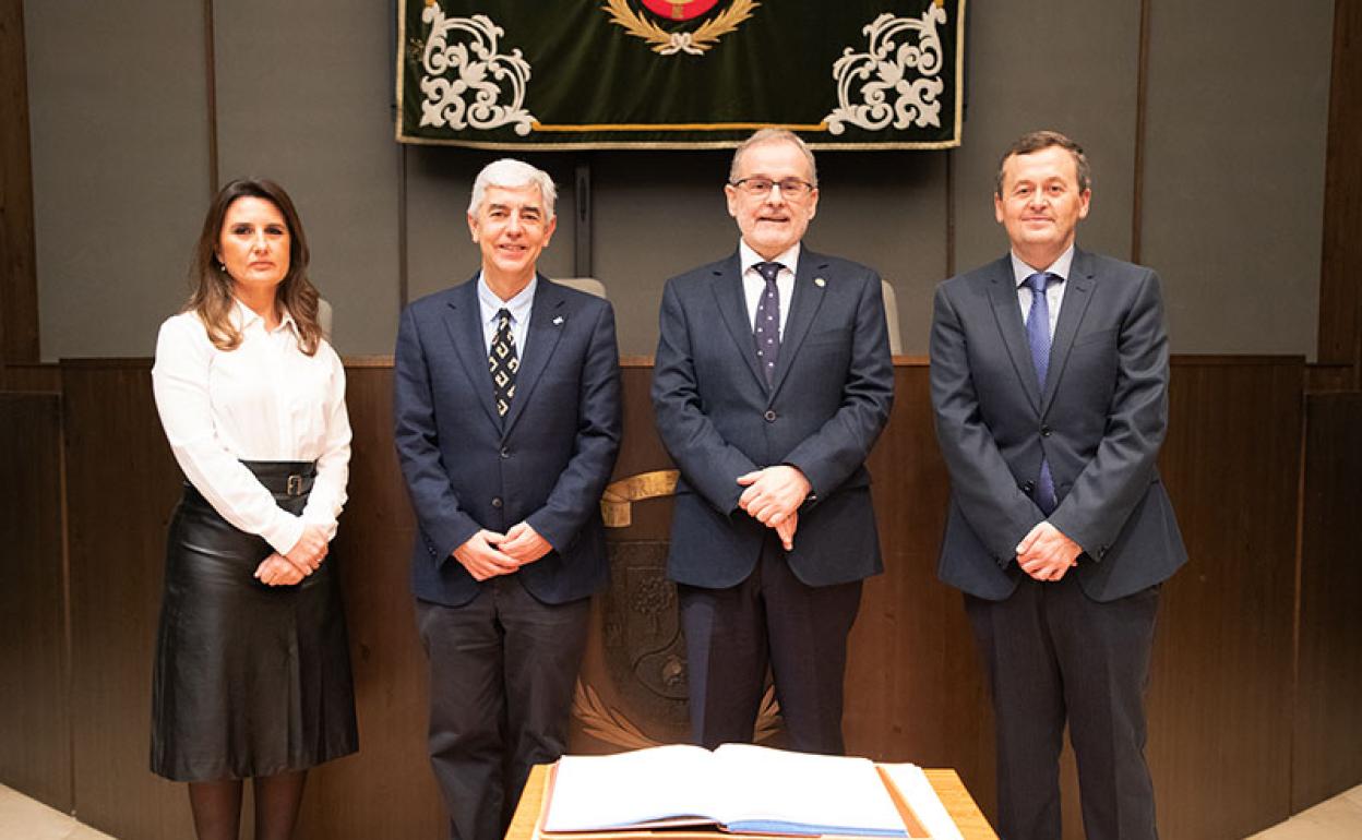 Silvia Tamayo (secretaria general de la Escuela) Francisco Javier Azcondo (director saliente), Ángel Pazos (rector de la UC) y Tomás Fernández, tras tomar posesión.