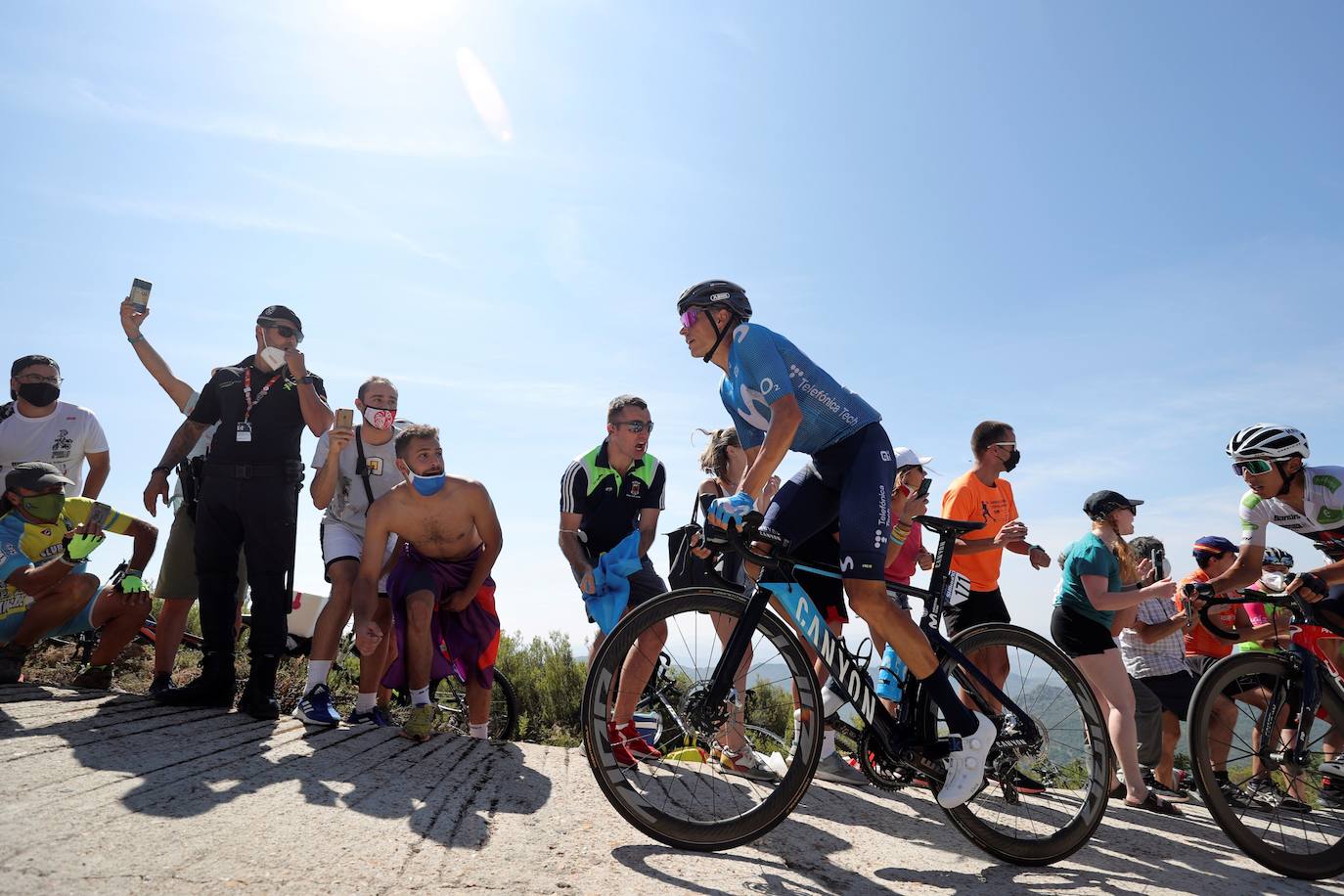 Enric Mas, en la Vuelta de 2021, en la subida al Pico Villuercas, en Cáceres.