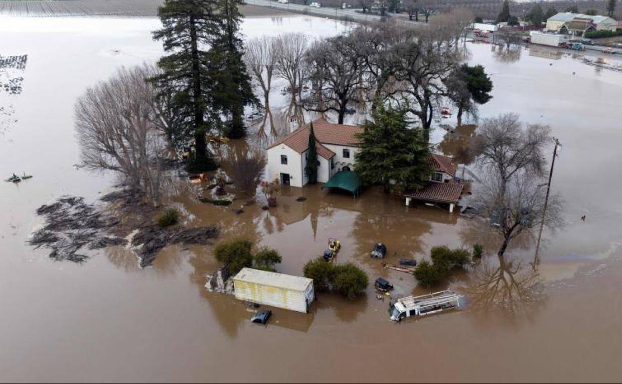 Esta vista aérea muestra una casa inundada parcialmente bajo el agua en Gilroy, este lunes.