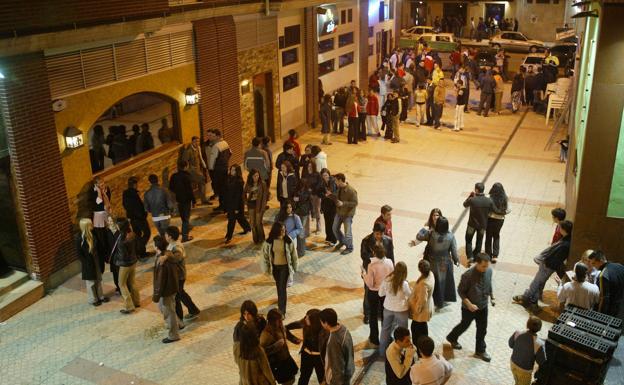 La zona de vinos de Torrelavega, con grupos de jóvenes en la vía pública.