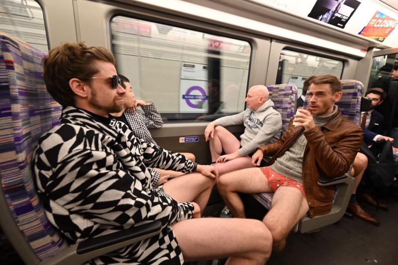 La capital británica celebra la 12ª edición del ya mítico 'Día sin pantalones en el metro'. La celebración nació en Reino Unido y ahora se organiza en más de 60 ciudades de todo el mundo