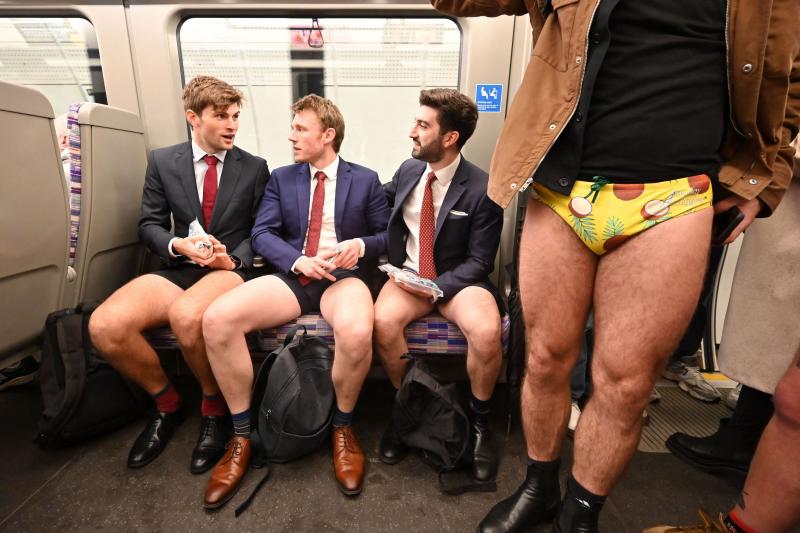 La capital británica celebra la 12ª edición del ya mítico 'Día sin pantalones en el metro'. La celebración nació en Reino Unido y ahora se organiza en más de 60 ciudades de todo el mundo