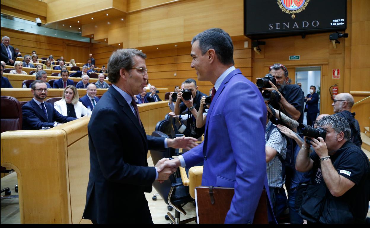 Feijóo y Sánchez se saludan el pasado julio durante su primer cara a cara en el Senado. 