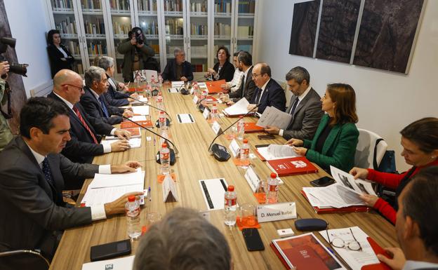 El ministro Miguel Iceta presidió la reunión del Patronato de Altamira, en Santillana del Mar. 