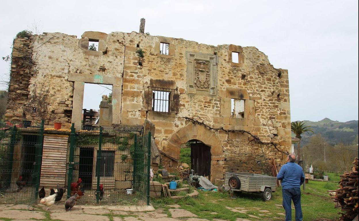 Casa de La Puente en Palacio (Valle de Villaverde): sólo la fachada se mantiene en pie.