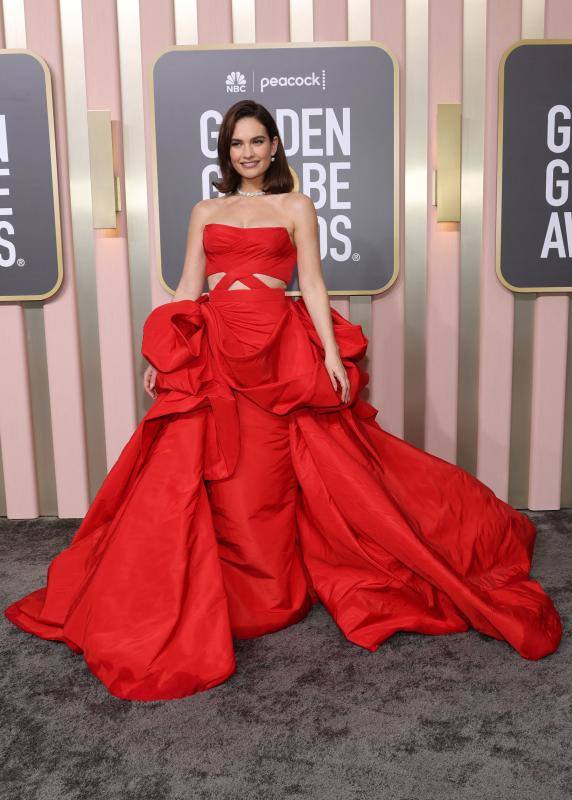 El rojo también fue el color elegido por una estupenda Lily James, de Atelier Versace. 