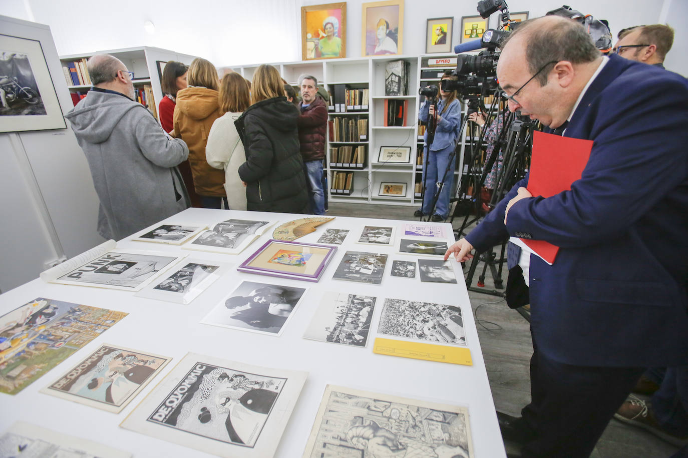 El pasado verano el Estado adquirió por 29,79 millones los fondos del Archivo Lafuente para el Museo Reina Sofía, que principalmente se van a custodiarse en la sede que esta institución cultural va a tener en Santander. En la imagen Iceta observa algunos de los fondos