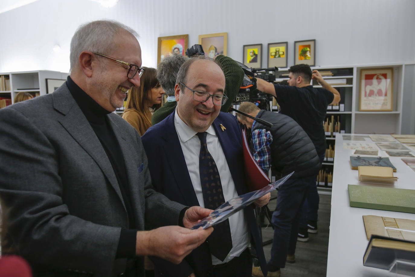 Lafuente muestra al ministro un ejemplar de la colección