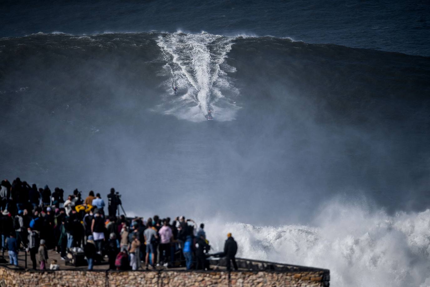 La naturaleza es tan bella como peligrosa. La magnitud de las populares olas de esta zona de Portugal son la mejor prueba de ello. El mar se rompe con un impresionante oleaje que atrae a surfistas y curiosos hasta esta aldea de pescadores, conocida por las olas enormes que se cobraran la vida del surfista brasileño Marcio Freire el pasado 6 de enero.