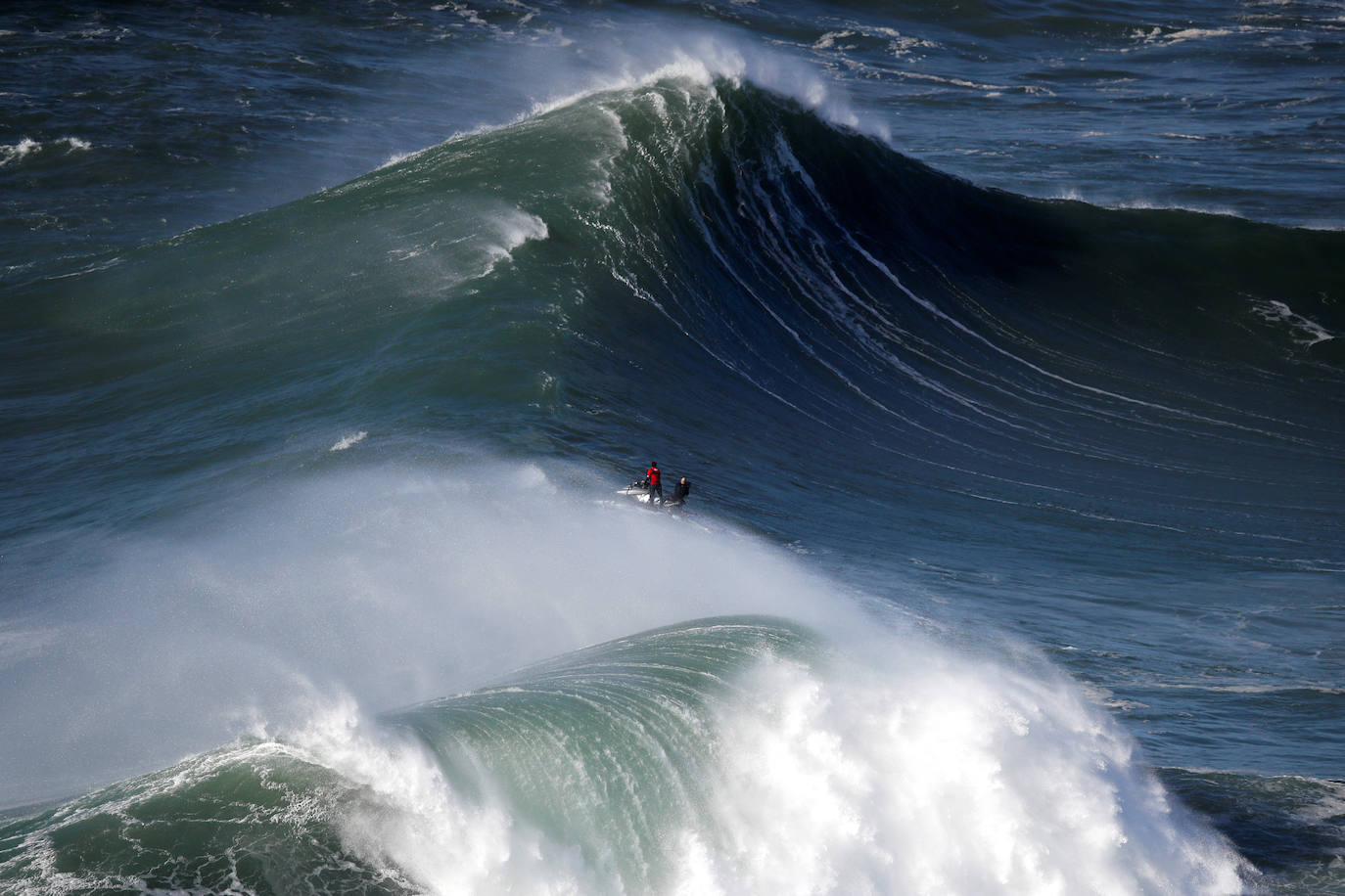 La naturaleza es tan bella como peligrosa. La magnitud de las populares olas de esta zona de Portugal son la mejor prueba de ello. El mar se rompe con un impresionante oleaje que atrae a surfistas y curiosos hasta esta aldea de pescadores, conocida por las olas enormes que se cobraran la vida del surfista brasileño Marcio Freire el pasado 6 de enero.