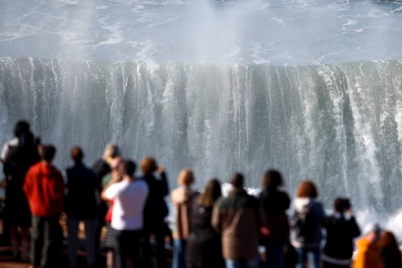 La naturaleza es tan bella como peligrosa. La magnitud de las populares olas de esta zona de Portugal son la mejor prueba de ello. El mar se rompe con un impresionante oleaje que atrae a surfistas y curiosos hasta esta aldea de pescadores, conocida por las olas enormes que se cobraran la vida del surfista brasileño Marcio Freire el pasado 6 de enero.