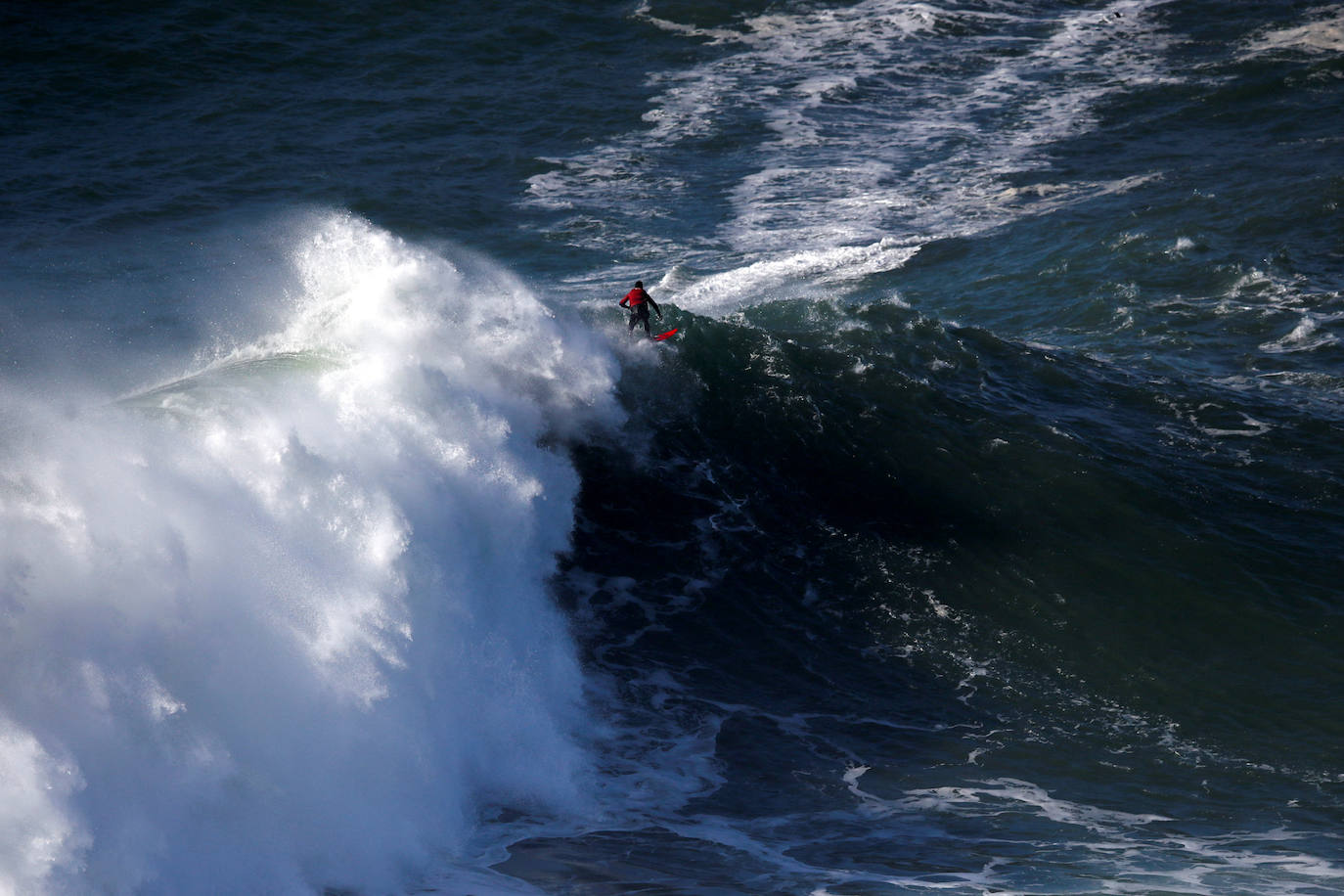 La naturaleza es tan bella como peligrosa. La magnitud de las populares olas de esta zona de Portugal son la mejor prueba de ello. El mar se rompe con un impresionante oleaje que atrae a surfistas y curiosos hasta esta aldea de pescadores, conocida por las olas enormes que se cobraran la vida del surfista brasileño Marcio Freire el pasado 6 de enero.