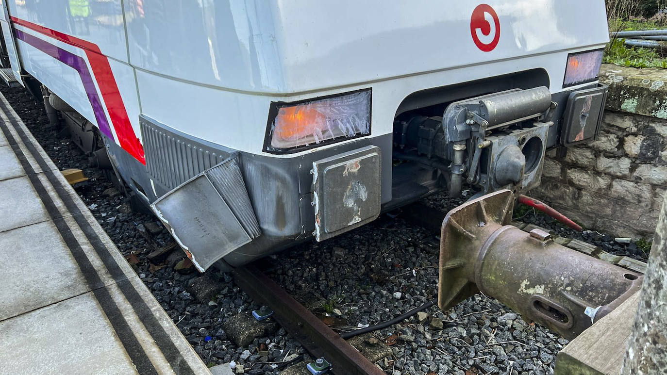 Fotos: Un tren impacta contra el final de la vía muerta en la estación de Renedo y deja 15 heridos leves