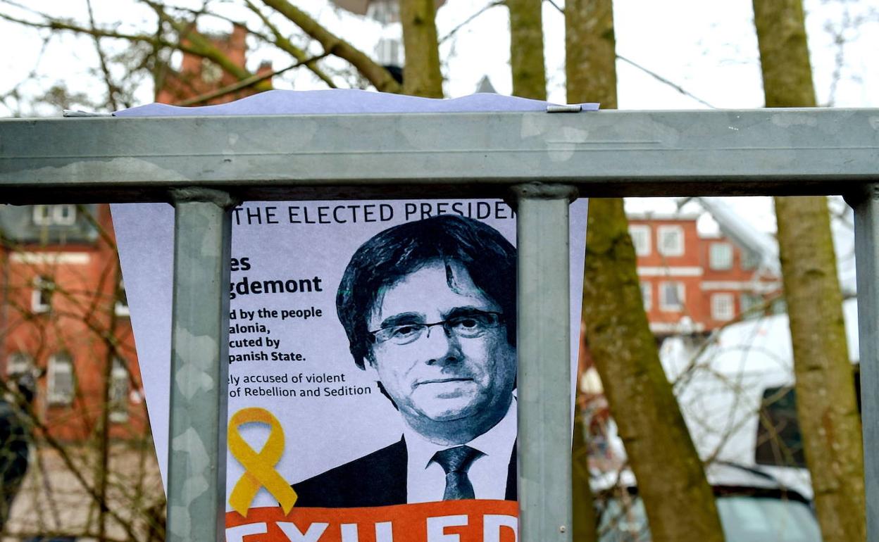 Cartel en defensa de Puigdemont colocado frente a la prisión alemana de Neumuenster, donde estuvo recluido. 