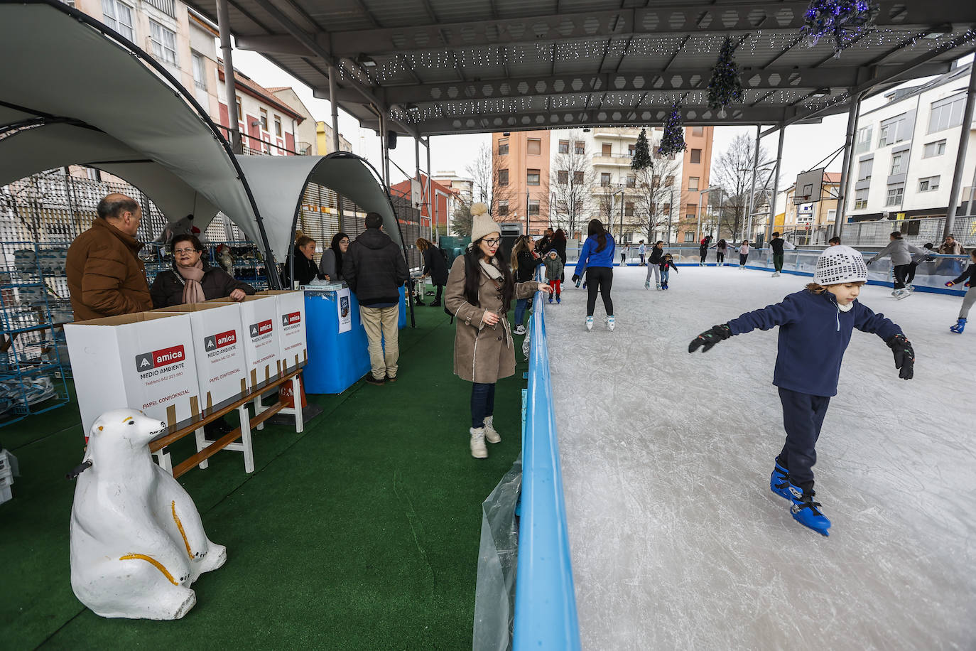 Fotos: Patinaje gratuito sobre hielo a cambio de donar libros