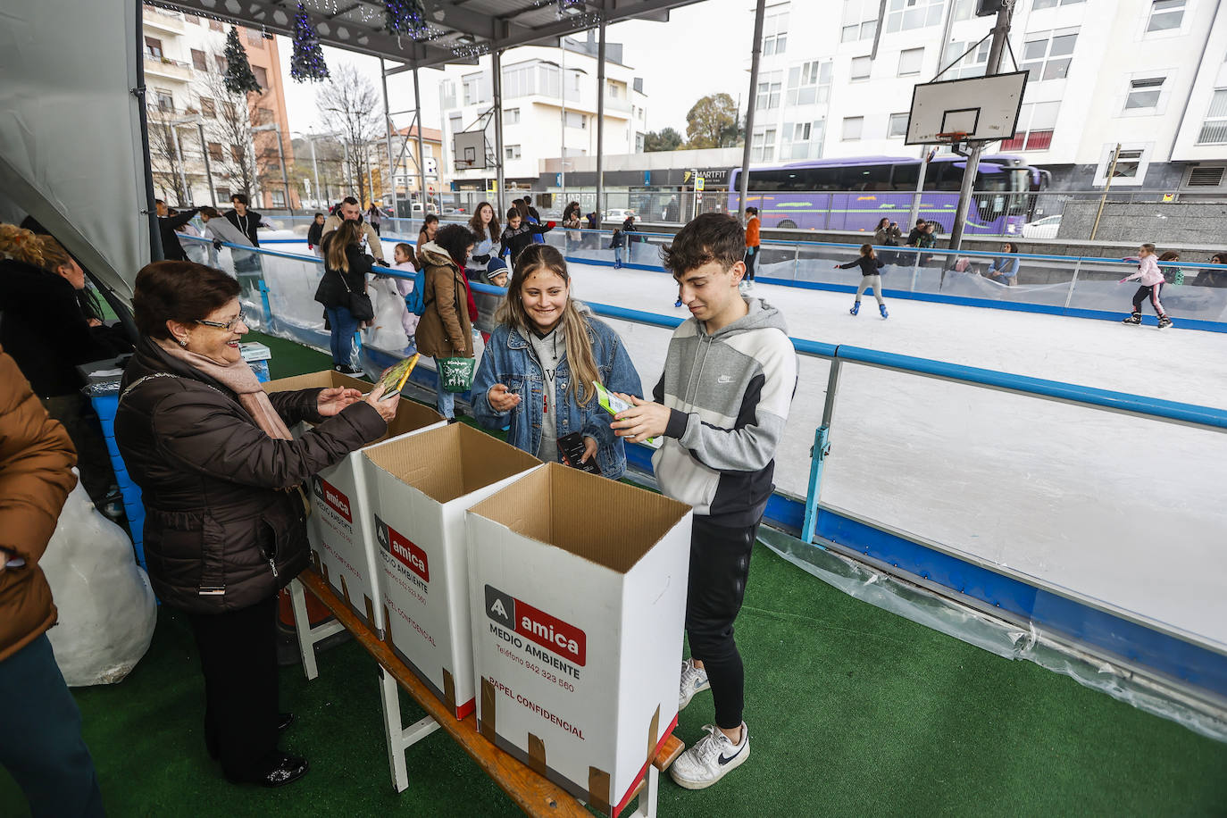 Fotos: Patinaje gratuito sobre hielo a cambio de donar libros