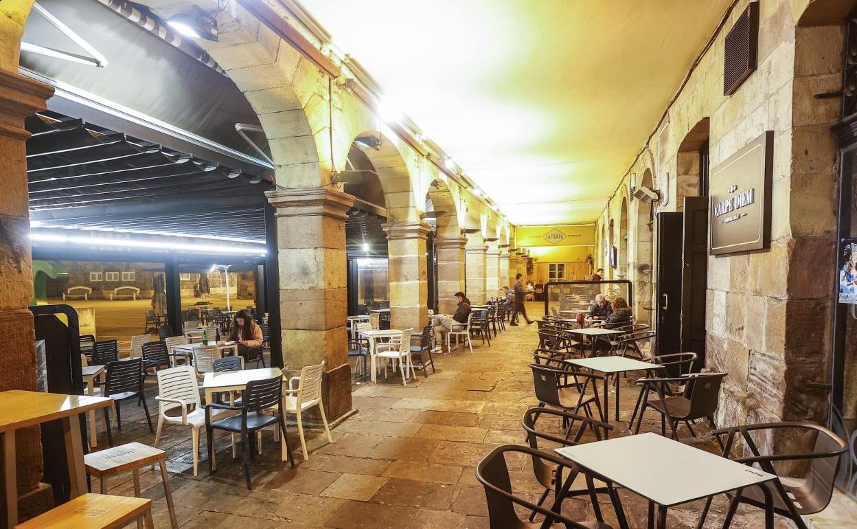 La terraza de un establecimiento, este pasado lunes, en la plaza Baldomero Iglesias de Torrelavega. 