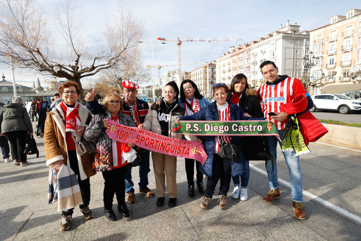 Aficionados rojiblancos se han desplazado desde Asturias hasta la capital cántabra para animar a su equipo esta tarde en los Campos de Sport de El Sardinero