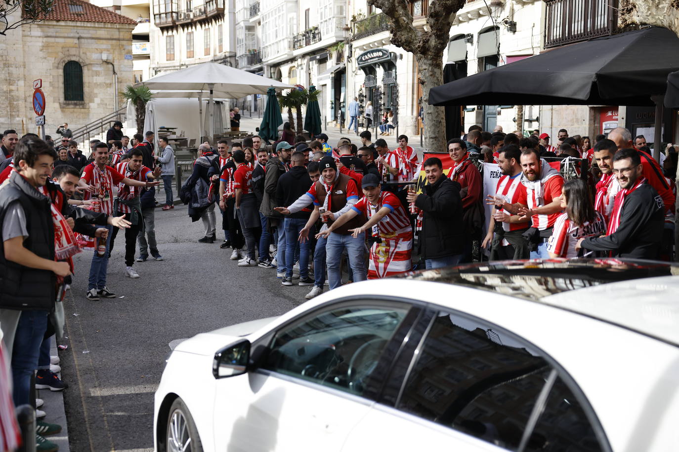 Aficionados rojiblancos se han desplazado desde Asturias hasta la capital cántabra para animar a su equipo esta tarde en los Campos de Sport de El Sardinero