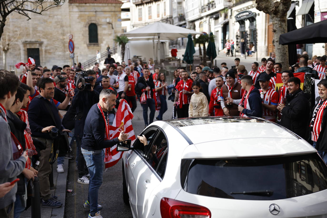 Aficionados rojiblancos se han desplazado desde Asturias hasta la capital cántabra para animar a su equipo esta tarde en los Campos de Sport de El Sardinero