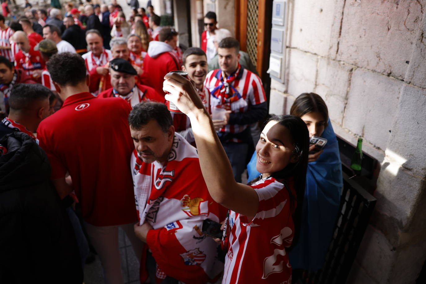 Aficionados rojiblancos se han desplazado desde Asturias hasta la capital cántabra para animar a su equipo esta tarde en los Campos de Sport de El Sardinero