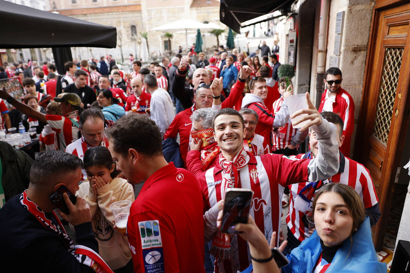 Aficionados rojiblancos se han desplazado desde Asturias hasta la capital cántabra para animar a su equipo esta tarde en los Campos de Sport de El Sardinero