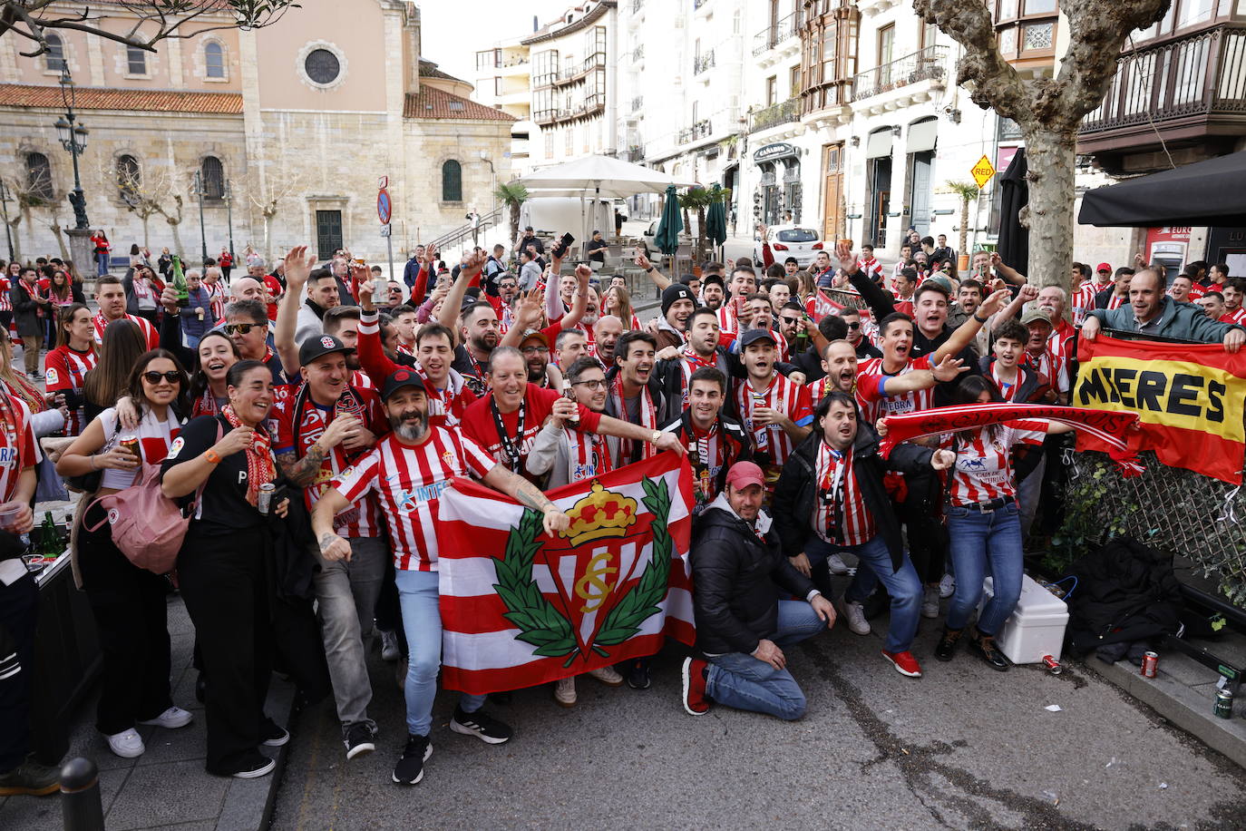 Aficionados rojiblancos se han desplazado desde Asturias hasta la capital cántabra para animar a su equipo esta tarde en los Campos de Sport de El Sardinero