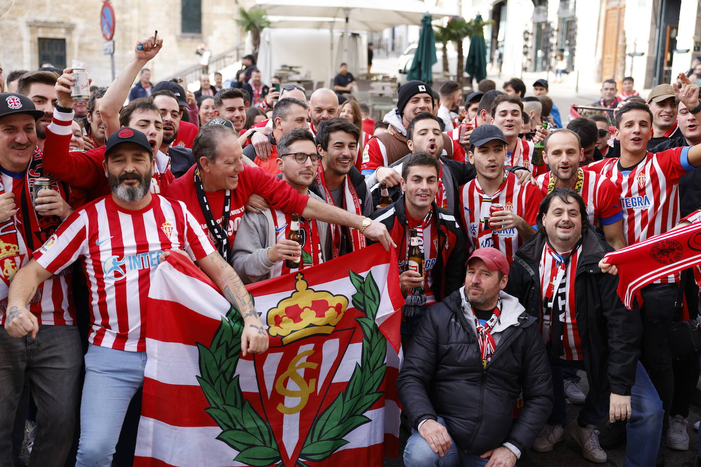 Aficionados rojiblancos se han desplazado desde Asturias hasta la capital cántabra para animar a su equipo esta tarde en los Campos de Sport de El Sardinero