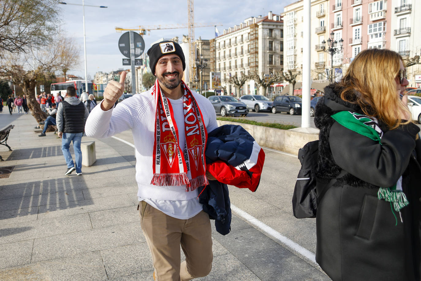 Aficionados rojiblancos se han desplazado desde Asturias hasta la capital cántabra para animar a su equipo esta tarde en los Campos de Sport de El Sardinero