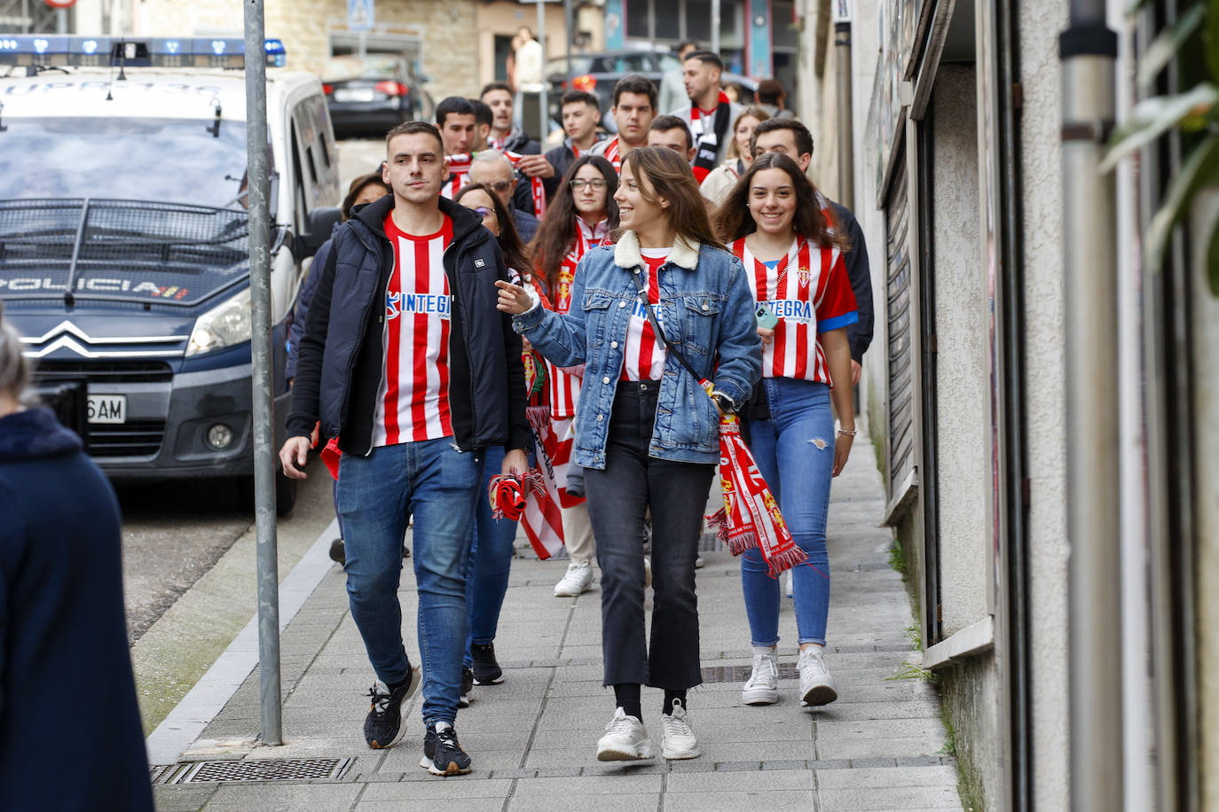 Aficionados rojiblancos se han desplazado desde Asturias hasta la capital cántabra para animar a su equipo esta tarde en los Campos de Sport de El Sardinero