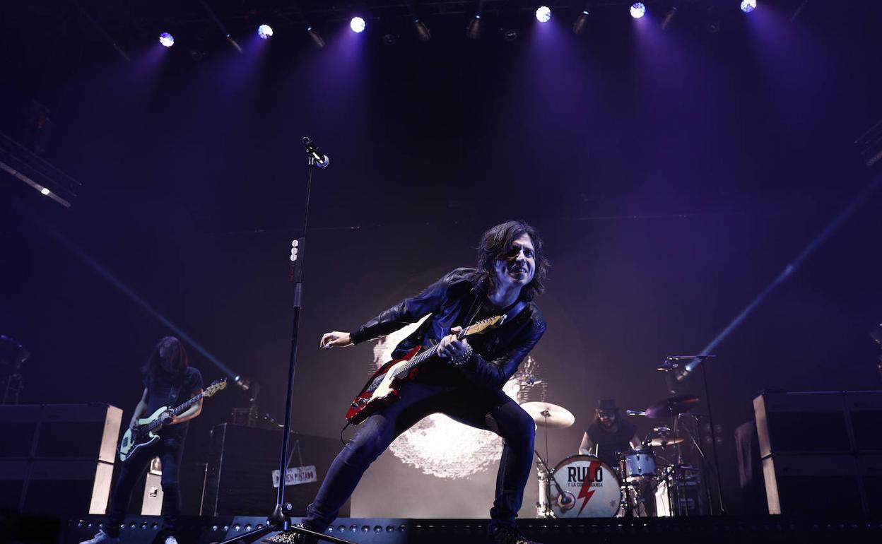 Rulo y la Contrabanda, anoche, durante el concierto en el WiZink Center, en Madrid. 