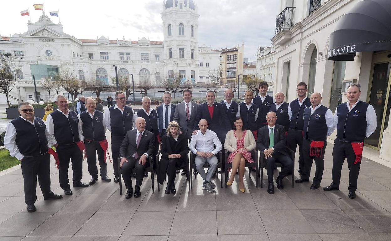 Foto de familia de los galardonados con las autoridades y miembros de la Peña Campurriana de Santander. 