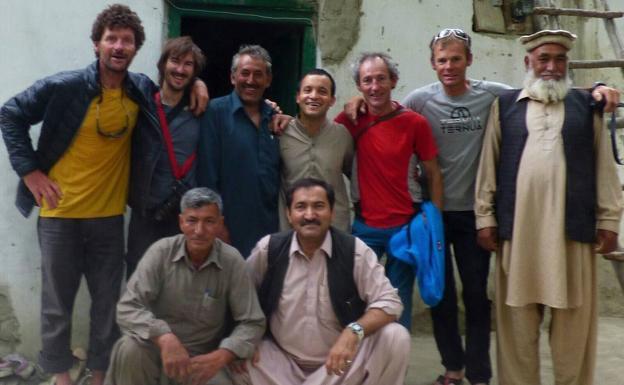 Akhon, en el centro, con Alberto Iñurrategui, el alavés Juan Vallejo y Mikel Zabalza junto a porteadores y amigos en su pueblo, en 2017.