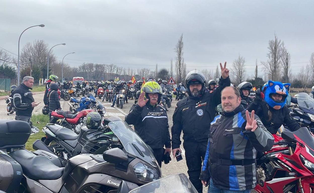 Francisco Blanco, Ángel López y Héctor Ruiz, tres cántabros en Pingüinos 2023, disfrutan en una concentración que va desde el recinto hasta Valladolid. 