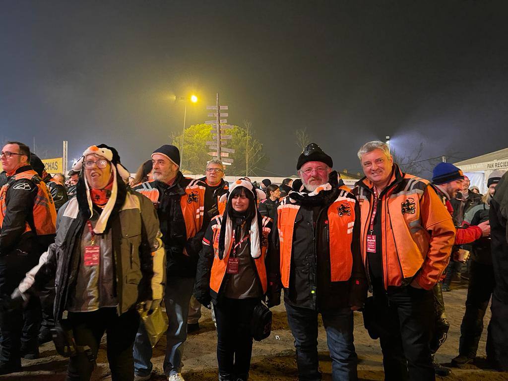 Miembros cántabros del club de moto Los Froilanes durante la noche del viernes. 