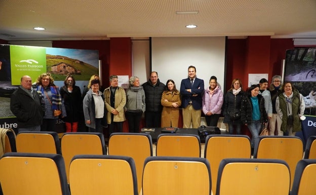 Autoridades, organizadores y asistentes a la presentación del programa en Villacarriedo. 