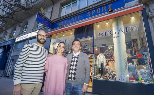 Ángel y Cristina Bárcena, junto a su padre, Ángel, en su tienda de la calle Calderón de la Barca.