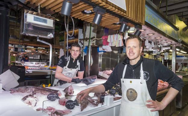 Luis y Juan Ramón Castanedo, en su pescadería en el Mercado de la Esperanza.